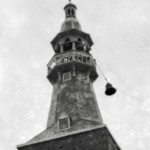 De klokken worden van de kerk in Sint-Maartensdijk gehaald.